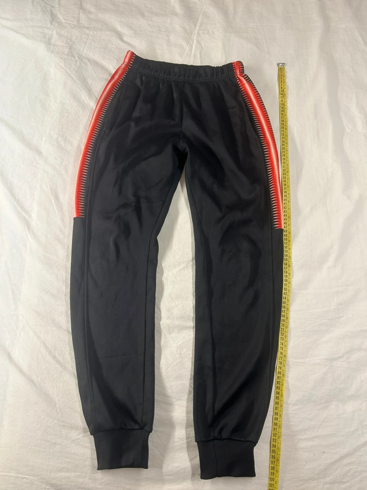 Jogging noir à bandes rouges taille M